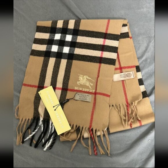 Classic Cashmere Burberry Scarf - Picture 1 of 4